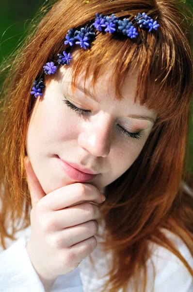 Arca vörös hajú lány a tavaszi erdő — Stock Fotó