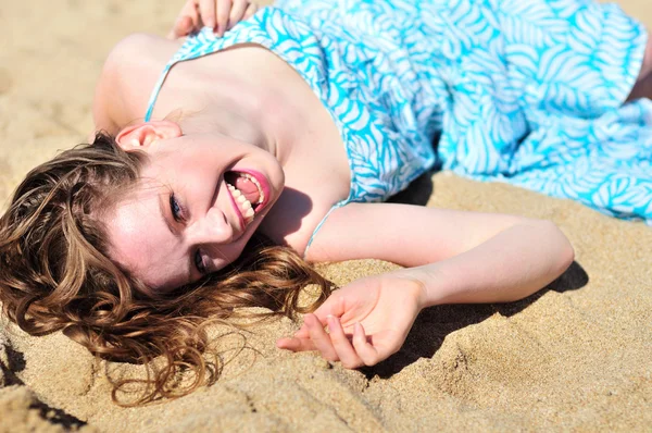 Smějící se dívka na Odeslat — Stock fotografie