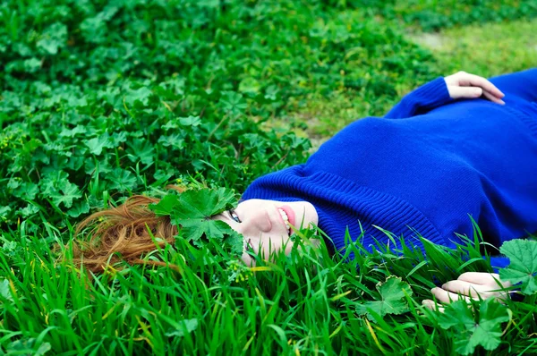 Entspannung im Gras — Stockfoto