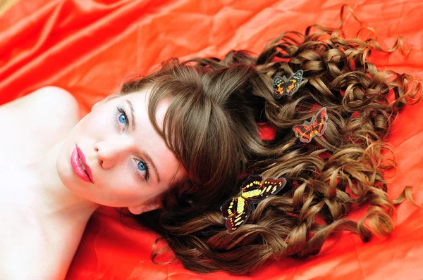 Szép lány pillangó a haját그녀의 머리에 나비와 아름 다운 여자 — 스톡 사진