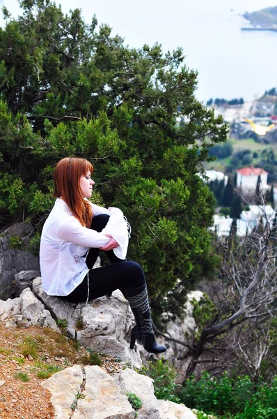 Pensive girl on the cliff — Stock Photo, Image