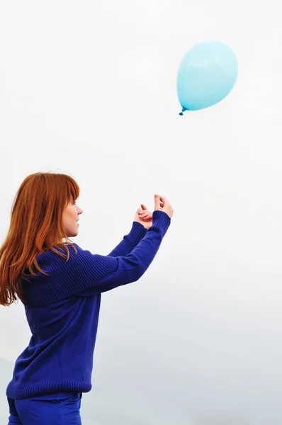 Девушка играет с воздушным шаром — стоковое фото