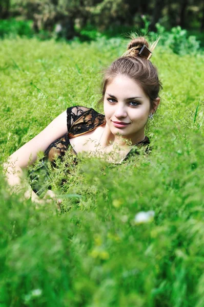 Tender teen in grass — Stock Photo, Image