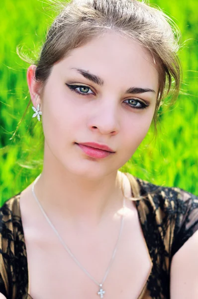 Porträtt av attraktiv tonåring tjej — Stockfoto