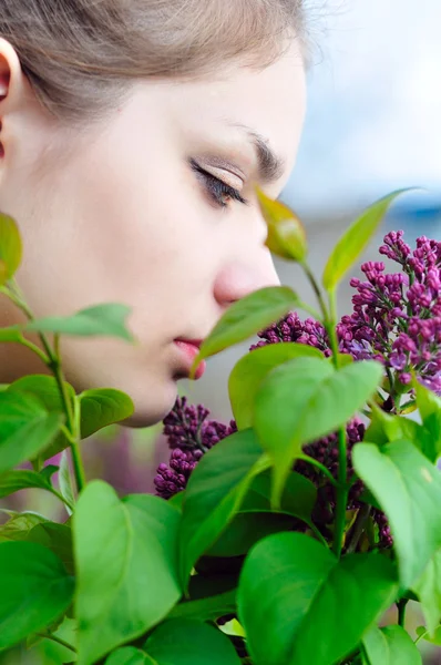 Ragazza adolescente profumato fiori di lilla — Foto Stock