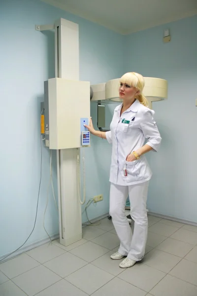 Le docteur connecte les appareils de radiographie. — Photo