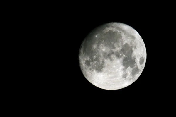 Luna llena en el fondo del cielo nocturno — Foto de Stock