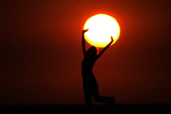 Солнце в руках — стоковое фото
