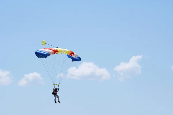 Parachuter és a felhők — Stock Fotó