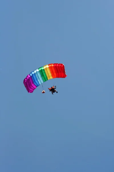 Fallskärmshoppare med färgade fallskärm — Stockfoto