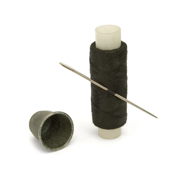 Thread, needle and thimble — Stock Photo, Image