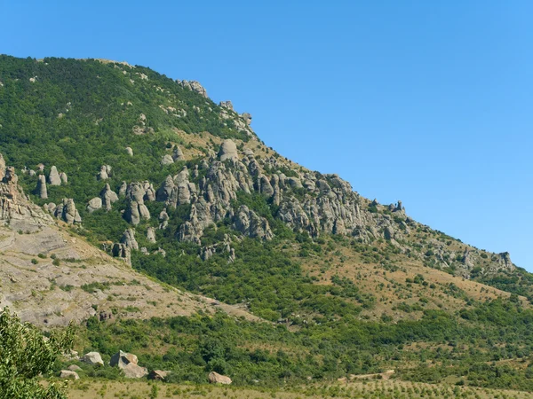 Scogliera e roccia in montagna — Foto Stock