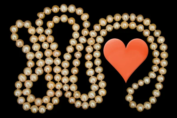 Srdce a perlový náhrdelník — Stock fotografie