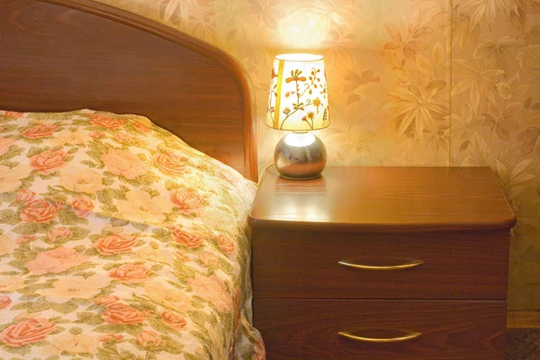 Кровать и лампа — стоковое фото