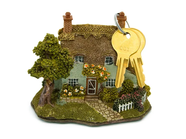 House (leksak) och nycklar — Stockfoto