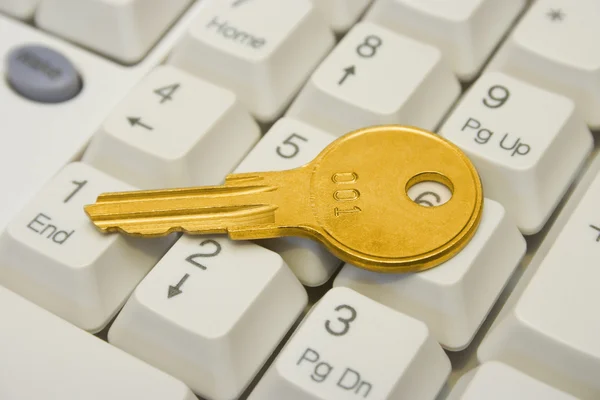Bilgisayar klavye üzerinde altın anahtar — Stok fotoğraf