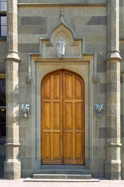 Houten deur in oude kasteel — Stockfoto