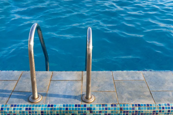 Escadaria para água na piscina — Fotografia de Stock