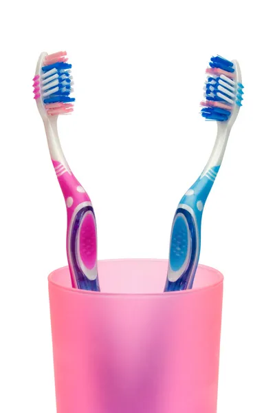 Зубные щетки в чашке, крупным планом — стоковое фото