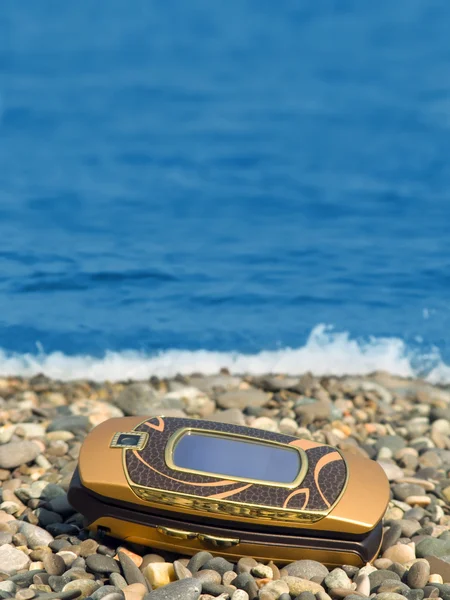 Мобільний телефон на пляжі — стокове фото
