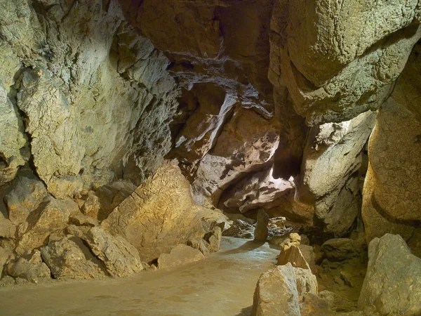 石通路在洞室中 — 图库照片