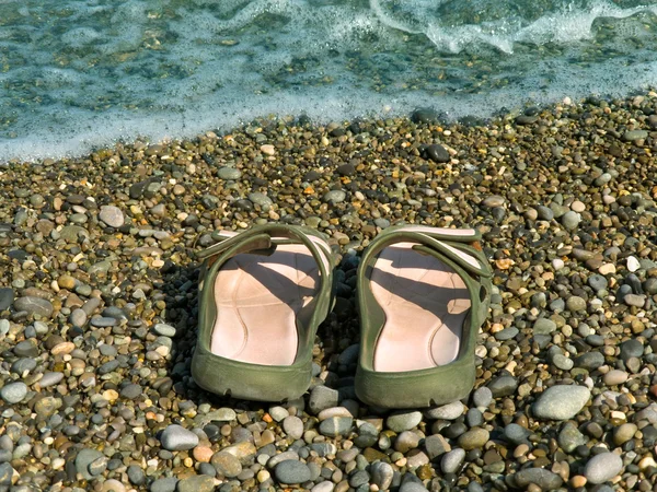 Paar Pantoffeln am Strand — Stockfoto