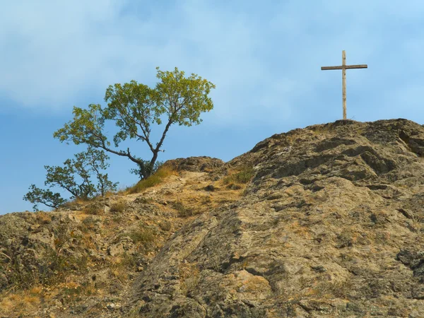 Krzyż na skale — Zdjęcie stockowe