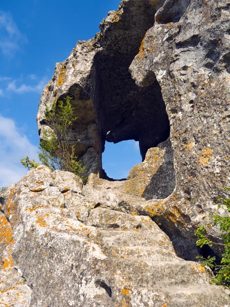 Каменная лестница и отверстие в скале — стоковое фото