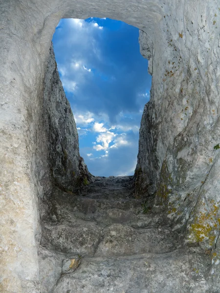 Старая каменная лестница в небо — стоковое фото