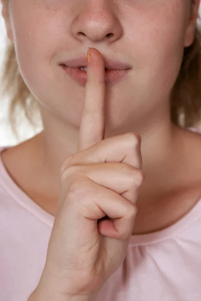 女人控股手指的嘴唇 — 图库照片