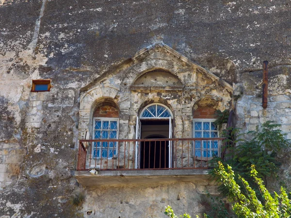 Eski evin içinde kaya — Stok fotoğraf