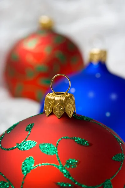 Bolas de Natal em papel de embrulho — Fotografia de Stock