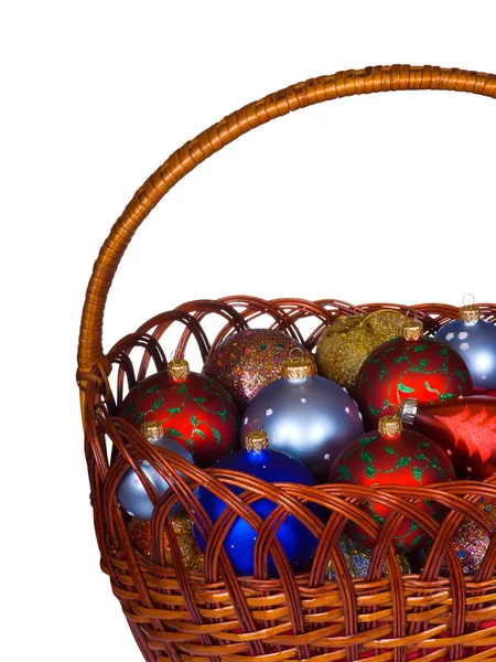 Корзина с рождественскими шариками — стоковое фото