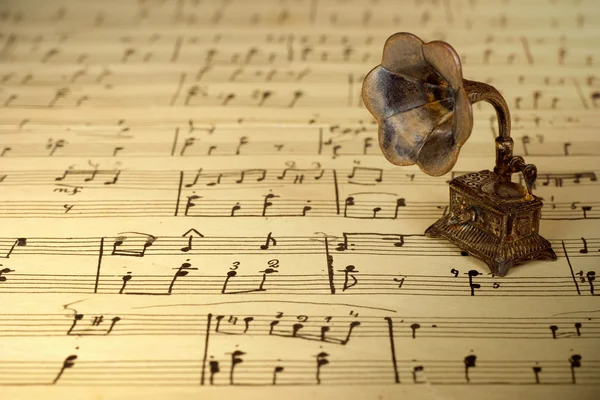 Gramófono en partituras antiguas Imagen de archivo