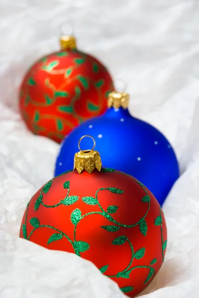Рождественские шарики в оберточной бумаге — стоковое фото