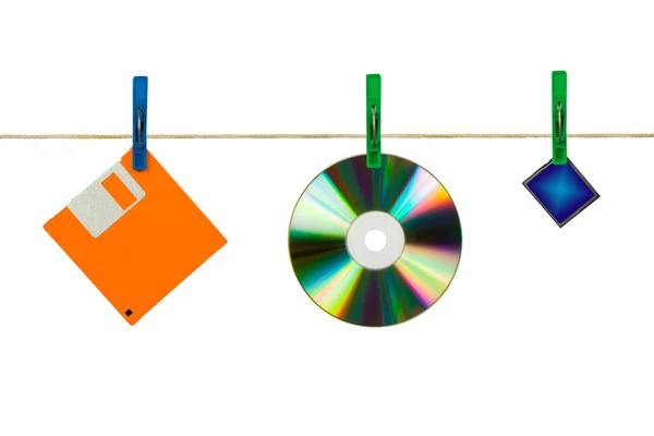CD, Diskette und Flash-Karte auf Wäscheklammern — Stockfoto