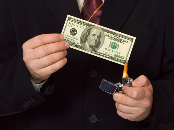 Muž burnning peníze — Stock fotografie