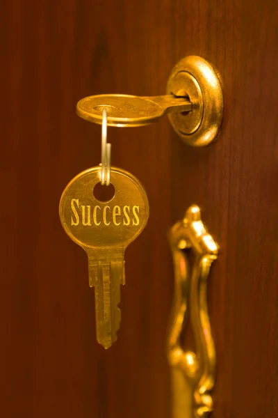 Goldener Schlüssel zum Erfolg — Stockfoto