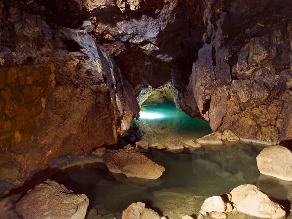 洞窟の湖 — ストック写真