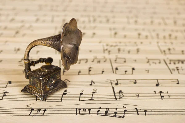 Gramofone em partituras antigas — Fotografia de Stock