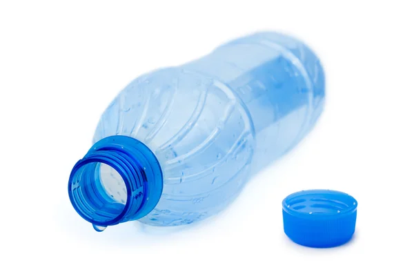 Пустая бутылка и капля воды — стоковое фото