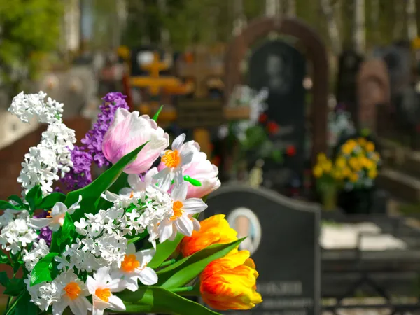 Blumen und Friedhof Stockfoto