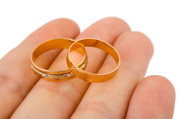 Svatba zlaté prsteny na ruce — Stock fotografie
