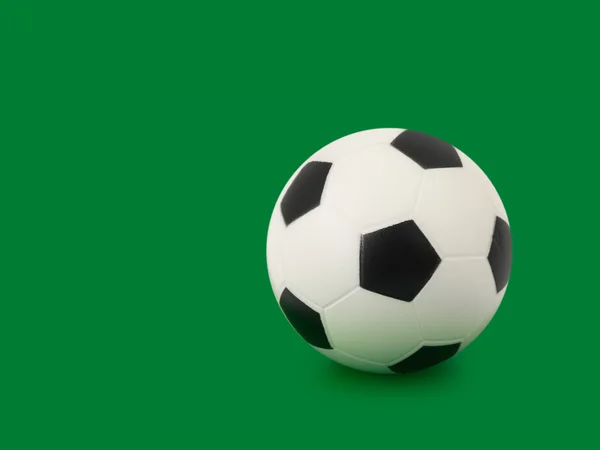 Pallone da calcio su verde — Foto Stock