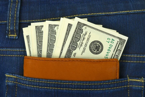 Geld en portemonnee in jeans zak — Stockfoto