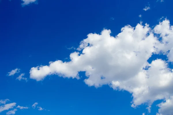 Céu azul e nuvens — Fotografia de Stock