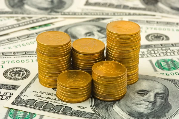 Pilhas de moedas no fundo do dinheiro — Fotografia de Stock