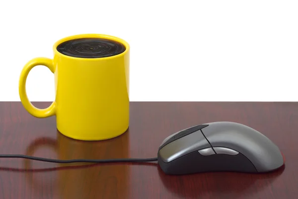 Комп'ютерна миша і чашка кави — стокове фото