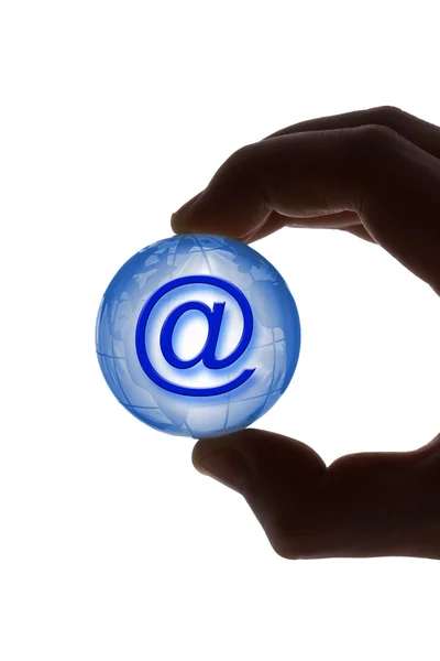 Рука з глобусом і символом електронної пошти — стокове фото