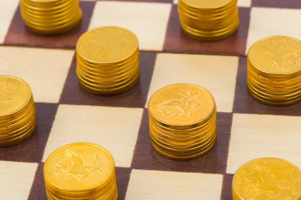 Dinero en tablero de ajedrez Imagen de stock